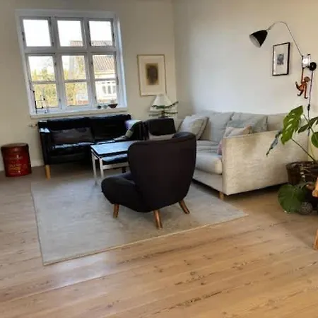 Charming - 5 Min From C Lägenhet